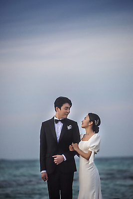 포토 JPG 응시 여자 남자 바다 웨딩드레스 결혼 하늘 사랑 미소 정장 턱시도 상반신 20대 성인 야외 두명 앞모습 옆모습 아웃포커스 30대 제주도 마주보기 팔짱 한국인 야간 신랑신부 성인만 수평선 웨딩촬영 국내포토 자연요소 시선 드레스 옷 감정 신부_웨딩 뷰포인트 신랑 모션 한국 촬영기법 표정 사람 동양인 이벤트 청년 장년 기념사진 파일형식