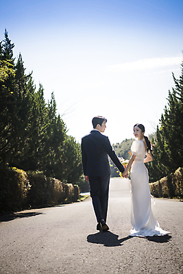 포토 JPG 주간 전신 응시 여자 남자 행복 웨딩드레스 결혼 하늘 사랑 미소 정장 턱시도 20대 성인 야외 두명 뒷모습 30대 제주도 걷기 손잡기 한국인 뒤돌아보기 나무길 신랑신부 성인만 웨딩촬영 국내포토 자연요소 시선 드레스 옷 감정 길 신부_웨딩 뷰포인트 신랑 모션 한국 표정 사람 동양인 이벤트 청년 장년 기념사진 파일형식