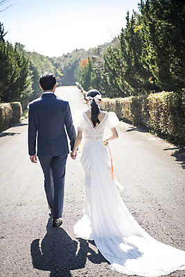 포토 JPG 주간 전신 여자 남자 행복 웨딩드레스 결혼 사랑 정장 턱시도 20대 성인 야외 두명 뒷모습 30대 제주도 걷기 손잡기 한국인 나무길 신랑신부 성인만 웨딩촬영 국내포토 자연요소 드레스 옷 감정 길 신부_웨딩 뷰포인트 신랑 모션 한국 사람 동양인 이벤트 청년 장년 기념사진 파일형식