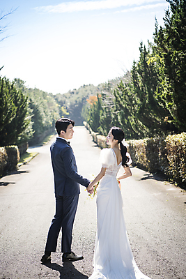포토 JPG 주간 전신 응시 여자 남자 행복 웨딩드레스 결혼 하늘 사랑 서기 미소 정장 턱시도 20대 성인 야외 두명 옆모습 뒷모습 30대 제주도 마주보기 손잡기 한국인 나무길 신랑신부 성인만 웨딩촬영 국내포토 자연요소 시선 드레스 옷 감정 길 신부_웨딩 뷰포인트 신랑 모션 한국 표정 사람 동양인 이벤트 청년 장년 기념사진 파일형식