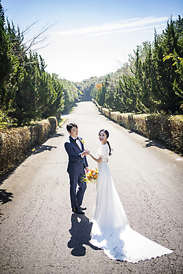 포토 JPG 주간 전신 응시 여자 남자 행복 부케 웨딩드레스 결혼 하늘 사랑 미소 정장 턱시도 20대 성인 야외 두명 옆모습 30대 제주도 마주보기 손잡기 한국인 뒤돌아보기 나무길 신랑신부 성인만 웨딩촬영 국내포토 자연요소 시선 드레스 옷 감정 길 신부_웨딩 뷰포인트 꽃다발 신랑 모션 한국 표정 사람 동양인 이벤트 청년 장년 기념사진 파일형식