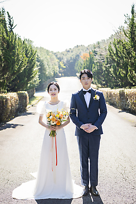 포토 JPG 주간 전신 응시 여자 남자 행복 부케 웨딩드레스 결혼 사랑 서기 미소 들기 정장 턱시도 20대 성인 야외 두명 앞모습 30대 제주도 한국인 나무길 신랑신부 정자세 성인만 웨딩촬영 국내포토 자연요소 시선 드레스 옷 감정 길 신부_웨딩 뷰포인트 꽃다발 포즈 신랑 모션 한국 표정 사람 동양인 이벤트 청년 장년 기념사진 파일형식