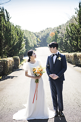 포토 JPG 주간 전신 응시 여자 남자 행복 부케 웨딩드레스 결혼 사랑 서기 미소 들기 정장 턱시도 20대 성인 야외 두명 앞모습 30대 제주도 마주보기 한국인 나무길 신랑신부 성인만 웨딩촬영 국내포토 자연요소 시선 드레스 옷 감정 길 신부_웨딩 뷰포인트 꽃다발 신랑 모션 한국 표정 사람 동양인 이벤트 청년 장년 기념사진 파일형식