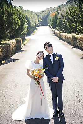 포토 JPG 주간 전신 응시 여자 남자 행복 부케 웨딩드레스 결혼 사랑 서기 미소 들기 정장 턱시도 20대 성인 야외 두명 앞모습 30대 제주도 기댐 한국인 나무길 신랑신부 성인만 웨딩촬영 국내포토 자연요소 시선 드레스 옷 감정 길 신부_웨딩 뷰포인트 꽃다발 신랑 모션 한국 표정 사람 동양인 이벤트 청년 장년 기념사진 파일형식