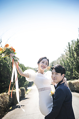 포토 JPG 주간 응시 여자 남자 행복 부케 웨딩드레스 결혼 하늘 사랑 미소 들기 정장 턱시도 상반신 20대 성인 야외 두명 옆모습 30대 제주도 한국인 나무길 신랑신부 성인만 들어올리기 웨딩촬영 국내포토 자연요소 시선 드레스 옷 감정 길 신부_웨딩 뷰포인트 꽃다발 신랑 모션 한국 표정 사람 동양인 이벤트 청년 장년 기념사진 파일형식