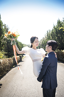 포토 JPG 주간 응시 여자 남자 행복 부케 웨딩드레스 결혼 하늘 사랑 미소 들기 정장 턱시도 상반신 20대 성인 야외 두명 옆모습 30대 제주도 마주보기 한국인 나무길 신랑신부 성인만 들어올리기 웨딩촬영 국내포토 자연요소 시선 드레스 옷 감정 길 신부_웨딩 뷰포인트 꽃다발 신랑 모션 한국 표정 사람 동양인 이벤트 청년 장년 기념사진 파일형식