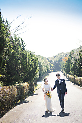 포토 JPG 주간 전신 응시 여자 남자 행복 부케 웨딩드레스 결혼 하늘 사랑 미소 들기 정장 턱시도 20대 성인 야외 두명 앞모습 30대 제주도 걷기 손잡기 한국인 나무길 신랑신부 성인만 웨딩촬영 국내포토 자연요소 시선 드레스 옷 감정 길 신부_웨딩 뷰포인트 꽃다발 신랑 모션 한국 표정 사람 동양인 이벤트 청년 장년 기념사진 파일형식