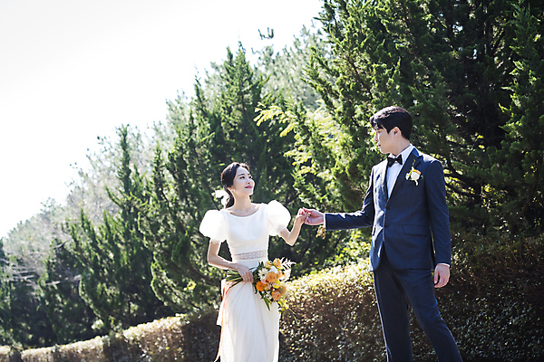 포토 JPG 주간 응시 여자 남자 행복 부케 웨딩드레스 결혼 사랑 미소 정장 턱시도 상반신 20대 성인 야외 두명 앞모습 30대 제주도 마주보기 손잡기 한국인 나무길 신랑신부 성인만 웨딩촬영 국내포토 자연요소 시선 드레스 옷 감정 길 신부_웨딩 뷰포인트 꽃다발 신랑 모션 한국 표정 사람 동양인 이벤트 청년 장년 기념사진 파일형식