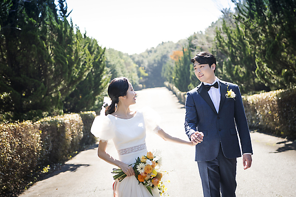 포토 JPG 주간 응시 여자 남자 행복 부케 웨딩드레스 결혼 사랑 미소 들기 정장 턱시도 상반신 20대 성인 야외 두명 앞모습 30대 제주도 마주보기 걷기 손잡기 한국인 나무길 신랑신부 성인만 웨딩촬영 국내포토 자연요소 시선 드레스 옷 감정 길 신부_웨딩 뷰포인트 꽃다발 신랑 모션 한국 표정 사람 동양인 이벤트 청년 장년 기념사진 파일형식