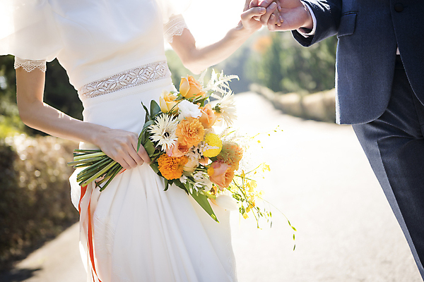 포토 JPG 주간 여자 남자 행복 부케 웨딩드레스 결혼 사랑 들기 정장 턱시도 상반신 20대 성인 야외 두명 앞모습 아웃포커스 30대 제주도 손잡기 한국인 나무길 신랑신부 성인만 웨딩촬영 국내포토 자연요소 드레스 옷 감정 길 신부_웨딩 뷰포인트 꽃다발 신랑 모션 한국 촬영기법 사람 동양인 이벤트 청년 장년 기념사진 파일형식