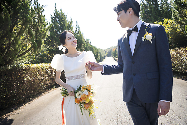 포토 JPG 주간 응시 여자 남자 행복 웨딩드레스 결혼 사랑 미소 들기 정장 턱시도 상반신 20대 성인 야외 두명 앞모습 30대 제주도 마주보기 손잡기 한국인 나무길 신랑신부 성인만 웨딩촬영 국내포토 자연요소 시선 드레스 옷 감정 길 신부_웨딩 뷰포인트 신랑 모션 한국 표정 사람 동양인 이벤트 청년 장년 기념사진 파일형식