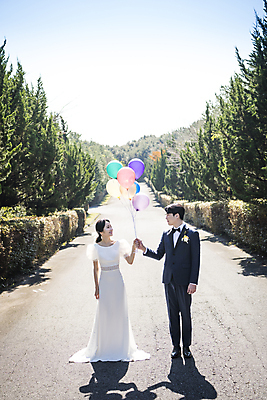 포토 JPG 주간 전신 응시 여자 남자 행복 웨딩드레스 결혼 사랑 서기 미소 정장 턱시도 20대 성인 야외 두명 앞모습 30대 제주도 마주보기 한국인 풍선 나무길 신랑신부 풍선잡기 성인만 웨딩촬영 국내포토 자연요소 시선 드레스 옷 감정 길 신부_웨딩 뷰포인트 신랑 모션 한국 표정 사람 동양인 이벤트 청년 장년 잡기 기념사진 파일형식
