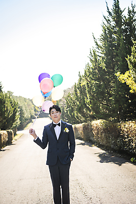 포토 JPG 주간 응시 남자 행복 신랑 결혼 하늘 한명 미소 정장 턱시도 상반신 성인 야외 앞모습 30대 제주도 한국인 주머니손 풍선 나무길 풍선잡기 성인남자한명만 웨딩촬영 국내포토 자연요소 1 시선 옷 감정 길 뷰포인트 모션 한국 표정 사람 동양인 이벤트 장년 잡기 기념사진 남자한명만 성인남자만 파일형식