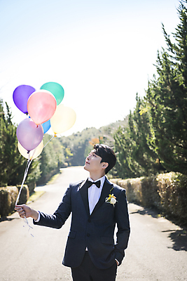 포토 JPG 주간 응시 남자 신랑 결혼 하늘 한명 미소 정장 턱시도 상반신 성인 야외 앞모습 30대 제주도 한국인 올려보기 주머니손 풍선 나무길 풍선잡기 성인남자한명만 웨딩촬영 국내포토 자연요소 1 시선 옷 길 뷰포인트 모션 한국 표정 사람 동양인 이벤트 장년 잡기 기념사진 남자한명만 성인남자만 파일형식