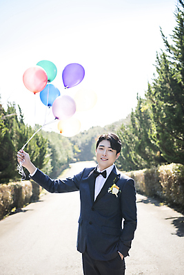 포토 JPG 주간 응시 남자 신랑 결혼 하늘 한명 미소 정장 턱시도 상반신 성인 야외 앞모습 30대 제주도 한국인 주머니손 풍선 나무길 풍선잡기 성인남자한명만 웨딩촬영 국내포토 자연요소 1 시선 옷 길 뷰포인트 모션 한국 표정 사람 동양인 이벤트 장년 잡기 기념사진 남자한명만 성인남자만 파일형식