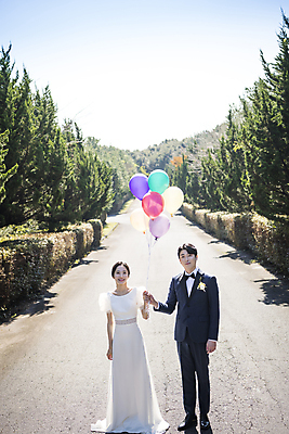 포토 JPG 주간 전신 응시 여자 남자 행복 웨딩드레스 결혼 사랑 서기 미소 정장 턱시도 20대 성인 야외 두명 앞모습 30대 제주도 한국인 풍선 나무길 신랑신부 풍선잡기 성인만 웨딩촬영 국내포토 자연요소 시선 드레스 옷 감정 길 신부_웨딩 뷰포인트 신랑 모션 한국 표정 사람 동양인 이벤트 청년 장년 잡기 기념사진 파일형식