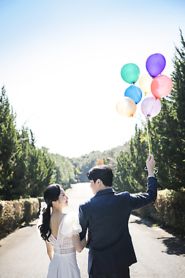 포토 JPG 주간 응시 여자 남자 행복 웨딩드레스 결혼 하늘 사랑 미소 정장 턱시도 상반신 20대 성인 야외 두명 뒷모습 30대 제주도 마주보기 팔짱 한국인 풍선 나무길 신랑신부 풍선잡기 성인만 웨딩촬영 국내포토 자연요소 시선 드레스 옷 감정 길 신부_웨딩 뷰포인트 신랑 모션 한국 표정 사람 동양인 이벤트 청년 장년 잡기 기념사진 파일형식