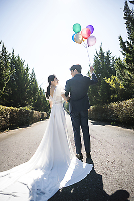 포토 JPG 주간 전신 응시 여자 남자 행복 웨딩드레스 결혼 하늘 사랑 서기 미소 정장 턱시도 20대 성인 야외 두명 뒷모습 30대 제주도 마주보기 팔짱 한국인 풍선 나무길 신랑신부 풍선잡기 성인만 웨딩촬영 국내포토 자연요소 시선 드레스 옷 감정 길 신부_웨딩 뷰포인트 신랑 모션 한국 표정 사람 동양인 이벤트 청년 장년 잡기 기념사진 파일형식