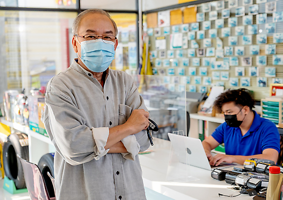 포토 JPG 해외이미지 손 남자 행복 2 비즈니스 교통시설 자동차 열쇠 노동자 새로움 안전 사람 동양인 세명 전자제품 잡기 작업실 운전사 고급 구매 고객 서비스 주기 잠금 보안 딜러 멀리 정비공 주인 대여 자동 제어 차고 해외포토 직업 감정 육상교통 교통 컨셉 모션 인종 신체부위 쇼핑 기술자 시설 파일형식 이미지허브