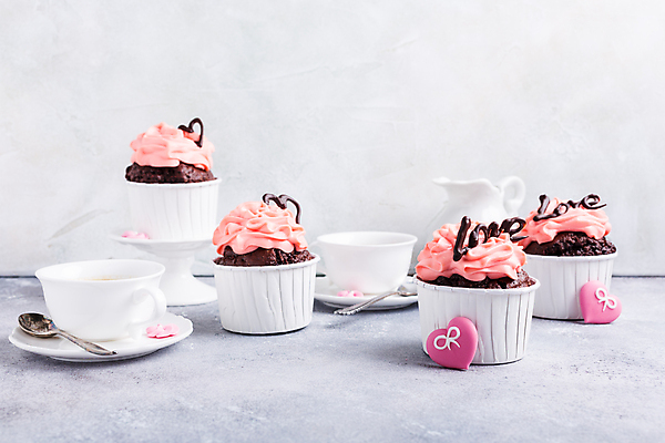 포토 JPG 해외이미지 사랑 사람없음 장식 초콜릿 여러개 하트 달콤 찻잔 티스푼 컵케이크 컵받침 크림 해외포토 모양 감정 다수 디저트 잔 케이크 숟가락 맛 받침대 파일형식 이미지허브