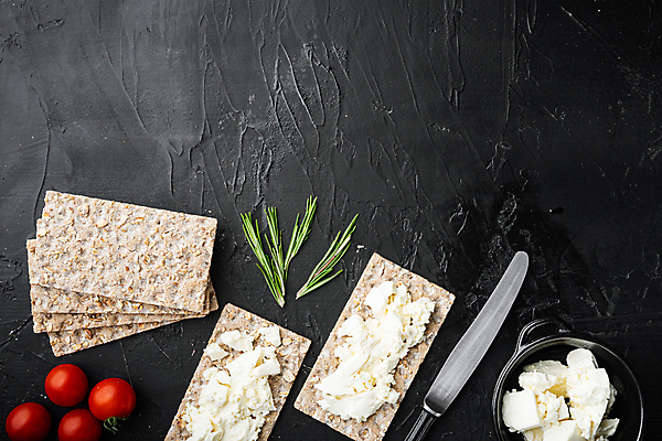 포토 JPG 해외이미지 검은배경 치즈 실내 사람없음 크래커 나이프 애피타이저 로즈메리 페타치즈 호밀크래커 해외포토 식기 음식 백그라운드 유제품 내부 쿠키 검은색 칼 허브 파일형식 이미지허브