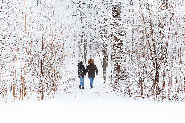 포토 JPG 해외이미지 주간 전신 나무 커플 여자 남자 겨울 함께함 성인 야외 두명 앞모습 걷기 눈 숲속 성인만 겨울풍경 눈덮임 해외포토 자연요소 식물 계절 뷰포인트 컨셉 관계 모션 날씨 사람 풍경 숲 파일형식 이미지허브