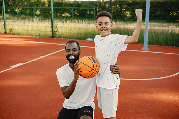 포토 JPG 해외이미지 공원 남자 행복 아들 어린이 스포츠 티셔츠 2 오렌지 공 가족 놀이 함께함 농구 건강 미소 사람 소년 야외 두명 세로 검은색 줄무늬 흰색 잡기 아빠 발사 주말 다인종 점수 법정 옛날 해외포토 레이스천 공공시설 감정 컬러 컨셉 셔츠 무늬 과일 관계 모션 표정 인종 구기 직물 파일형식 이미지허브