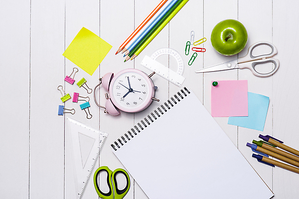 포토 JPG 해외이미지 색연필 실내 자 사람없음 하이앵글 펜 자명종 압정 스케치북 포스트잇 흰배경 삼각자 각도기 서류집게 플래너 카피스페이스 해외포토 뷰포인트 시계 백그라운드 문구용품 학용품 집게 내부 필기구 사무용품 공백 알람 흰색 메모지 파일형식 이미지허브