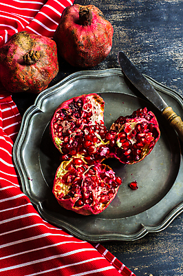 포토 JPG 해외이미지 접시 사람없음 식탁보 칼 석류 나무배경 해외포토 식기 백그라운드 과일 파일형식 이미지허브