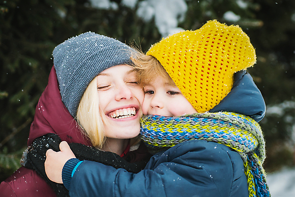 포토 JPG 해외이미지 모자 옷 공원 행복 아들 어린이 크리스마스 겨울 장난 가족 포옹 놀이 엄마 휴가 새해 기념 함께함 사람 야외 두명 냉동 목도리 아기 닫기 눈내림 겨울풍경 해외포토 잡화 계절 공공시설 기념일 감정 컨셉 관계 안기 모션 눈_날씨 풍경 파일형식 이미지허브