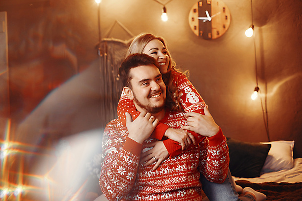 포토 JPG 해외이미지 나무 백인 커플 여자 남자 크리스마스 2 겨울 관계 포옹 휴가 새로움 수염 주택 기념 실내 선물 미소 사람 내부 두명 장식 빨간색 금발 놀람 방 낭만 흰색 축하 12월 스웨터 리빙 해외포토 서양인 식물 헤어스타일 계절 기념일 감정 컬러 컨셉 상의 안기 표정 건물 날짜 파일형식 이미지허브