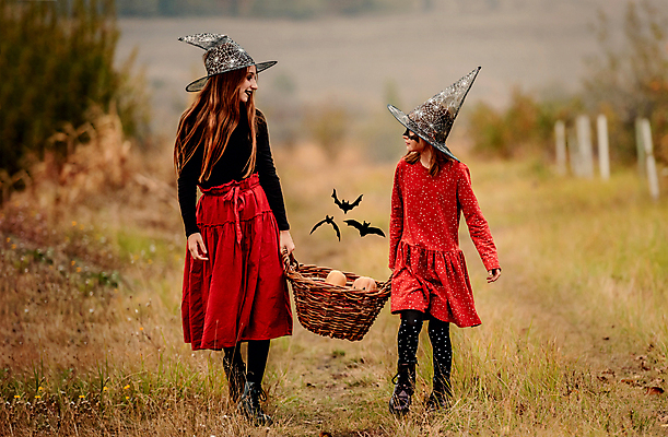 포토 JPG 해외이미지 전신 여자 어린이 들기 성인 두명 앞모습 바구니 마주보기 걷기 할로윈 박쥐 마녀모자 코스프레 여자만 해외포토 모자_잡화 뷰포인트 포유류 모션 사람 파일형식 이미지허브