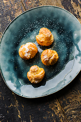 포토 JPG 해외이미지 디저트 실내 사람없음 하이앵글 슈크림 슈크림빵 나무배경 해외포토 음식 빵 뷰포인트 백그라운드 내부 크림 파일형식 이미지허브