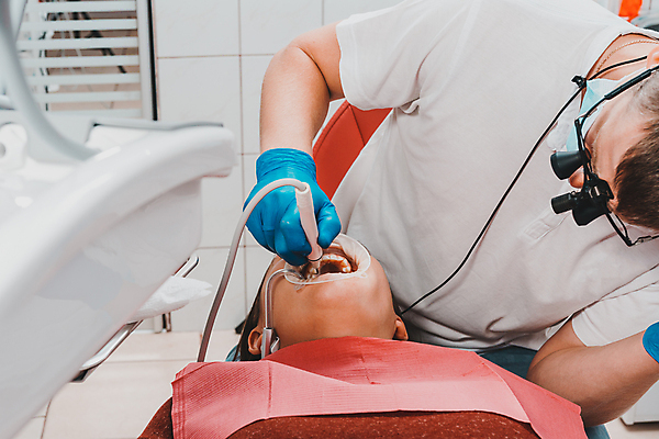 포토 JPG 해외이미지 직업 장갑 건강 사람 두명 물 사무실 약 기계 쌍안경 고통 장비 환자 의사 기구 공구 작업 오픈 입 치아 청소 치과의사 예방 돌봄 명패 복원 위생관리 해외포토 자연요소 잡화 감정 비즈니스 의학 모션 관리 신체부위 망원경 의료진 도구 소화기관 파일형식 이미지허브