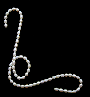 포토 JPG 해외이미지 줄 백그라운드 목걸이 팔찌 추상 선물 사람없음 빛 유행 검은색 흰색 원형 화려 고급 우아함 보석 실크 광택 상아 보물 내추럴 고립 벨벳 해외포토 도형 컬러 컨셉 무늬 장신구 직물 광석 파일형식 이미지허브