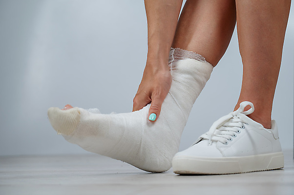 포토 JPG 해외이미지 손 발 실내 신체부위 고통 잡기 붕대 깁스 다리골절 해외포토 감정 모션 사람 내부 의료용품 골절 파일형식 이미지허브