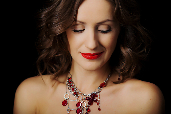 포토 JPG 해외이미지 백인 모델 1 여자 얼굴 백그라운드 한명 사람 성인 가로 빨간색 파란색 청춘 금발 뷰티 머리 검은색 화장품 활발 신선 화려 고급 우아함 속눈썹 피부 입술 돌봄 스타일 해외포토 서양인 헤어스타일 컬러 컨셉 모션 신체부위 눈썹 파일형식 이미지허브