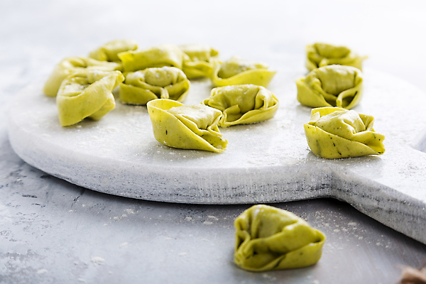 포토 JPG 해외이미지 전통 음식 백그라운드 재료 치즈 파스타 건강 요리 사람없음 초록색 주방 식사 저녁식사 이탈리아 흰색 신선 맛 지중해 가득함 준비 유기농 날것 반죽 밀가루 대리석 레시피 바질 점심식사 라비올리 방법 생식 채식주의자 핸드메이드 카피스페이스 맛있는 페스토 리코타치즈 토르텔리니 해외포토 웰빙 유럽 바다 컬러 컨셉 유제품 서양음식 공백 소스_음식 가루 채식 파일형식 이미지허브