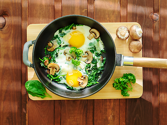포토 JPG 해외이미지 실내 파슬리 사람없음 하이앵글 프라이팬 아침식사 계란요리 양송이 시금치 건강식 나무도마 나무배경 해외포토 음식 뷰포인트 백그라운드 채소 주방용품 도마 요리 내부 목재 계란 식사 버섯 파일형식 이미지허브