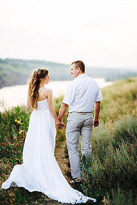 포토 JPG 해외이미지 드레스 남자 결혼 자연 하늘 함께함 두명 초록색 물 파란색 강 산책 흰색 깊이 해외포토 자연요소 옷 컬러 컨셉 휴식 사람 이벤트 생태계 파일형식 이미지허브