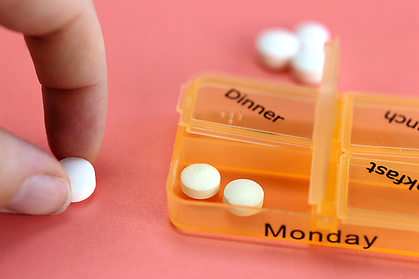 포토 JPG 해외이미지 백그라운드 건강 병원 사람없음 일상 치료 파란색 상자 알약 약 환자 흰색 일주일 질병 컨테이너 플라스틱 약국 준비 처방 조제 보충 고립 돌봄 마약 복용 조언 해외포토 산업 컬러 의학 모션 재질 라이프 만들기 파일형식 이미지허브