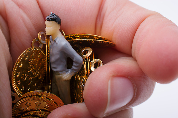 포토 JPG 해외이미지 손 실내 들기 근접촬영 신체부위 흰배경 인물미니어처 금화 해외포토 뷰포인트 백그라운드 모션 사람 내부 미니어처 흰색 황금 파일형식 이미지허브