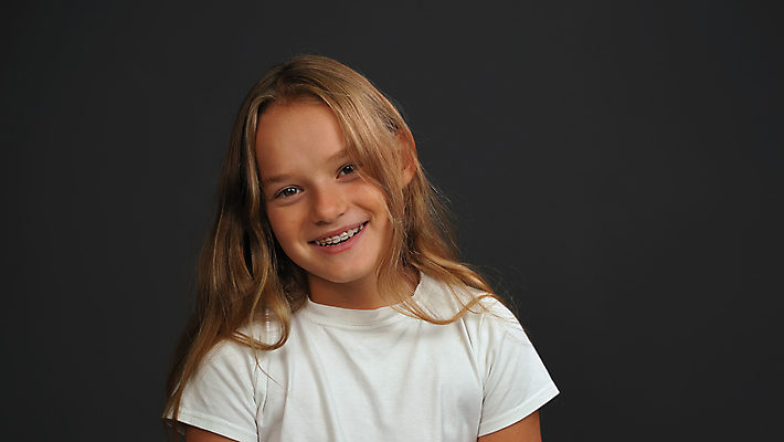 포토 JPG 해외이미지 백인 여자 행복 감정 얼굴 어린이 백그라운드 한명 미소 사람 소녀 가로 뷰티 기쁨 흰색 잡기 보행로 작음 걸음마 고립 접기 지능 해외포토 서양인 1 길 컬러 모션 표정 신체부위 크기 파일형식 이미지허브