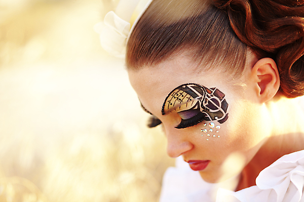 포토 JPG 해외이미지 백인 모델 헤어스타일 여자 얼굴 포즈 미술 한명 사람 성인 장식 뷰티 유행 상점 페인트 화장품 무대 화려 그리기 고급 우아함 닫기 속눈썹 입술 머리장식 공상 아이섀도 거짓 스타일 추가 해외포토 서양인 1 컨셉 모션 문화예술 신체부위 눈썹 파일형식 이미지허브