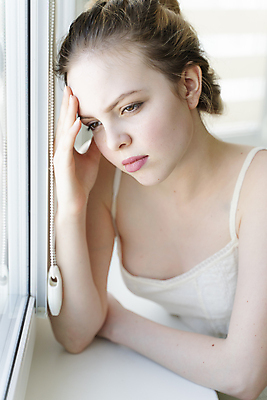 포토 JPG 해외이미지 백인 1 라이프스타일 손 응시 여자 얼굴 창문 스트레스 한명 사람 앉기 머리 듣기 고통 슬픔 흰색 표현 잡기 고독 무서움 고민 두통 시끄러움 온도 부정적 우울증 트러블 편두통 혼자 해외포토 서양인 시선 감정 컬러 모션 생활 신체부위 질병 파일형식 이미지허브