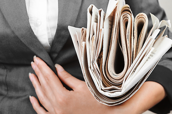 포토 JPG 해외이미지 백인 직업 1 손 여자 종이 컨셉 셔츠 비즈니스 노동자 아이디어 사람 정장 성인 사람없음 금융 사무실 독서 재킷 정보 잡기 비즈니스우먼 신문 뉴스 주식 문서 고용 지능 해외포토 서양인 옷 상의 모션 신체부위 간행물 경제 외투 구직 직장인 채용 파일형식 이미지허브