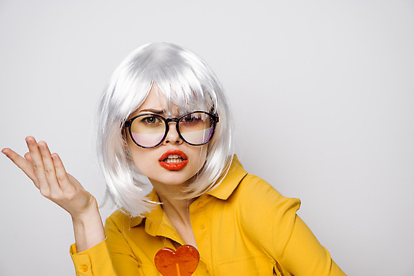 포토 JPG 해외이미지 여자 한명 상반신 성인 앞모습 하트 가리킴 은색 가발 성인여자한명만 안경낌 힙스터 해외포토 모양 1 패션 안경 뷰포인트 컬러 사람 손짓 여자한명만 성인여자만 파일형식 이미지허브