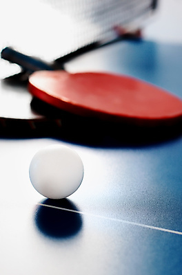 포토 JPG 해외이미지 스포츠용품 스포츠 부분 공 놀이 탁자 레저 아이디어 실내 사람없음 빨간색 파란색 빛 경쟁 장비 도전 테니스 게임 라켓 우승 그물 그룹 연습 체육관 거짓말 토너먼트 해외포토 컬러 가구 컨셉 내부 구기 최고 오브젝트 파일형식 이미지허브