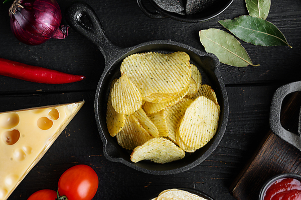 포토 JPG 해외이미지 방울토마토 검은배경 치즈 실내 사람없음 하이앵글 프라이팬 칩 담기 감자칩 월계수 해외포토 뷰포인트 백그라운드 토마토 모션 주방용품 디저트 유제품 내부 과자 검은색 칩_음식 파일형식 이미지허브