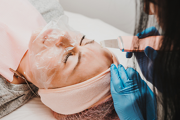 포토 JPG 해외이미지 모자 여자 얼굴 장갑 건강 병원 한명 치료 세로 약 스파 화장품 활발 환자 기구 주름 매끈함 미용사 청소 소중 피부 테라피 여드름 삭제 돌봄 리프팅 노화 해외포토 직업 1 잡화 컨셉 의학 모션 사람 신체부위 뷰티 감각 파일형식 이미지허브